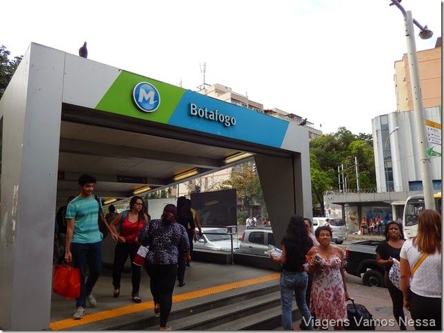 Entrada e saída da Estação de Metrô Botafogo