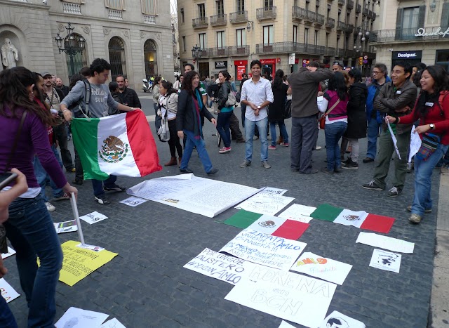 Mexicans de #BCN es manifesten contra el priïsta Peña Nieto i a favor de López Obrador