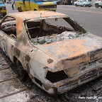 Un véhicule incendié en face du siège inter fédéral du PPRD le 5/9/2011 à Kinshasa. Radio Okapi/ Ph. John Bompengo