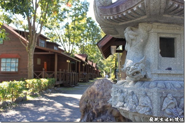 寶來-芳晨溫泉渡假村。日式宮燈和小木屋。宮燈上的獅子雕得還蠻可愛的。