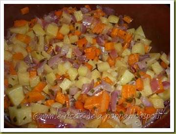 Penne con patate, carote, cipolla, erba cipollina e peperoncino fresco (3)