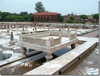 796px-Shalamar_Garden_July_14_2005-Sideview_of_marble_enclosure_on_the_second_level