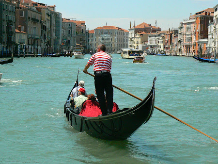 Obiective turistice Venetia: Gondolier pe Canale Grande