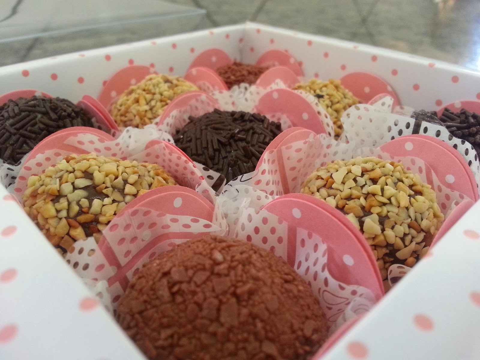 Doces Juliana Vieira: Caixa com brigadeiros sortidos