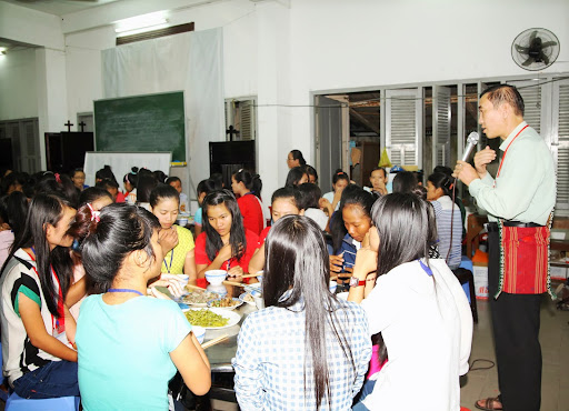 Cha Phó Xứ thay mặt ban tổ chức ủy lạo các thí sinh Tiếp sức mùa thi