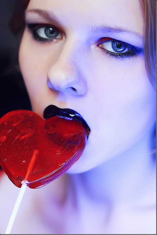сердце heart сердце,heart,карамель,исскуство макияжа, MUA,леденец,красивое фото девушки,candy, в форме сердца леденец,чёрные губы,красные тени для век,сосать,лизать,день святого валентина,Lollipop,black lips,Valentine's Day red,close up,portrait,face