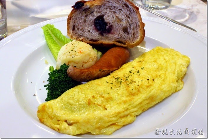 台南-地球咖啡烘培美食-早午餐。B餐的主菜，蘑菇燻肉起士蛋捲，半條德國香腸、手感麵包、洋芋泥。