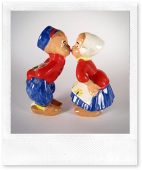 kissing figurines