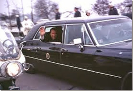 Richard_Nixon_waves_in_presidential_limousine