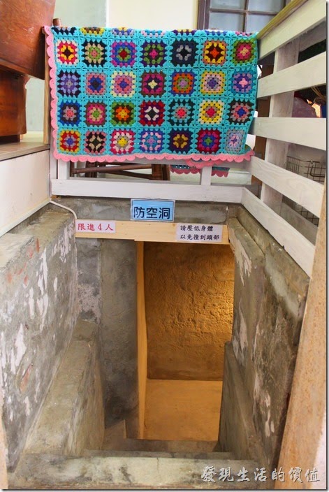 台南安平-運河路7號-創意市集 民宿。一樓有個地下室兼防空洞的空間。