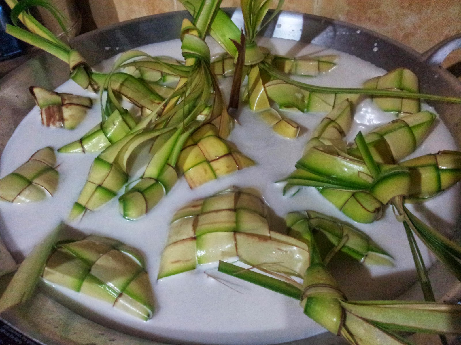 ZULFAZA LOVES COOKING: Ketupat pulut dan nasi daun kelapa
