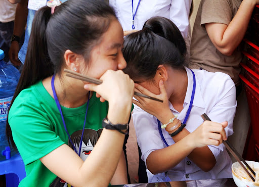 Bữa cơm trưa của các thí sinh còn ở lại