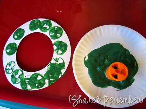 painting Christmas wreath with spools painting with spools