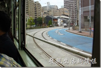熊本的電車有好幾種不同圖案的樣式，搭乘的旅客也不少，上下班的時候人更多，班次也很密集。