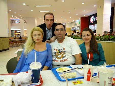 Teodor Stefan, Mirabela Tiron, eu si Roxana Tomina in Mall of the Emirates