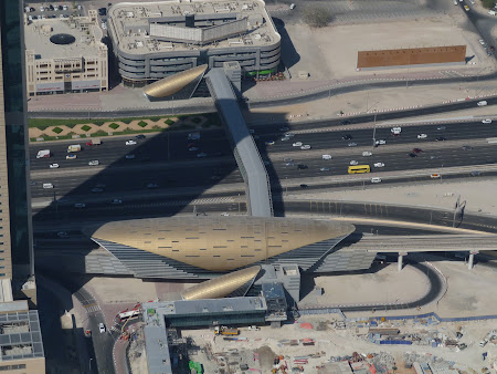 Transport Emirate: Statia de metro Burj Khalifa - Dubai Mall