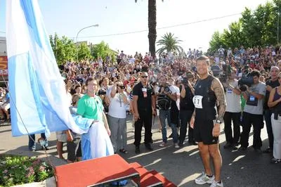 Marcelo antes de izar la bandera..JPG