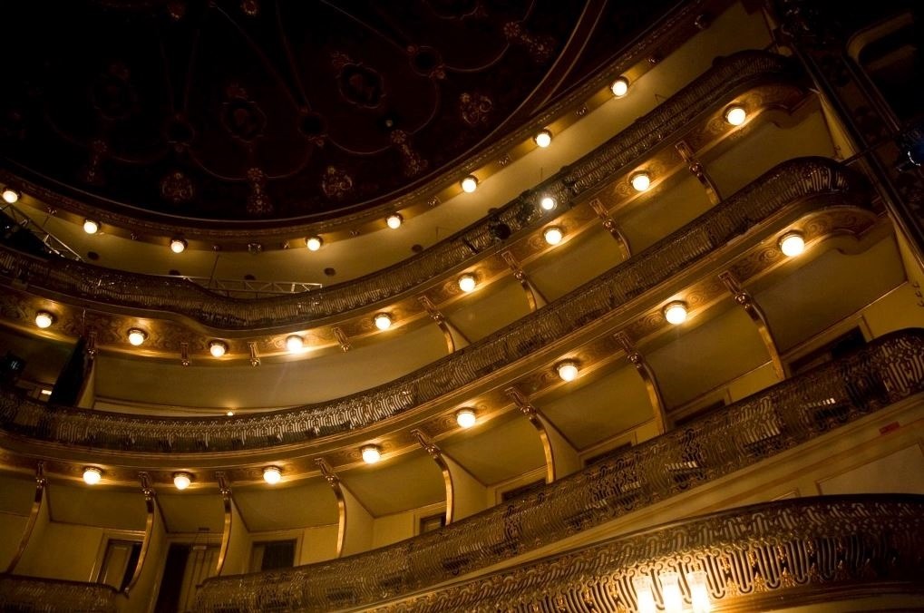 [Teatro-da-Trindade.2.2.jpg]