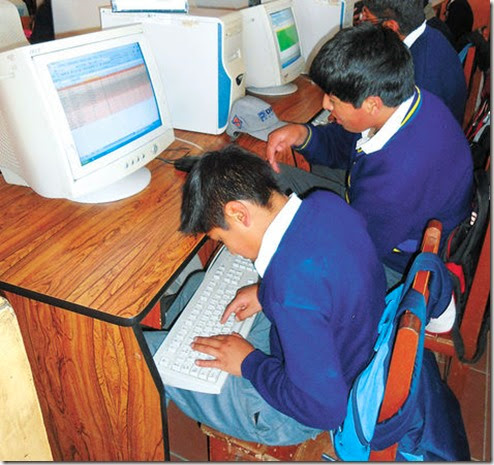 El Alto: Padres cancelan Bs 30 y maestros reciben Bs 1.500 por Computación