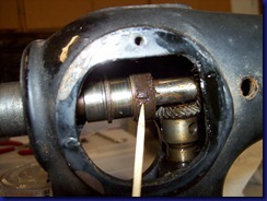 Horizontal arm shaft gear set screw