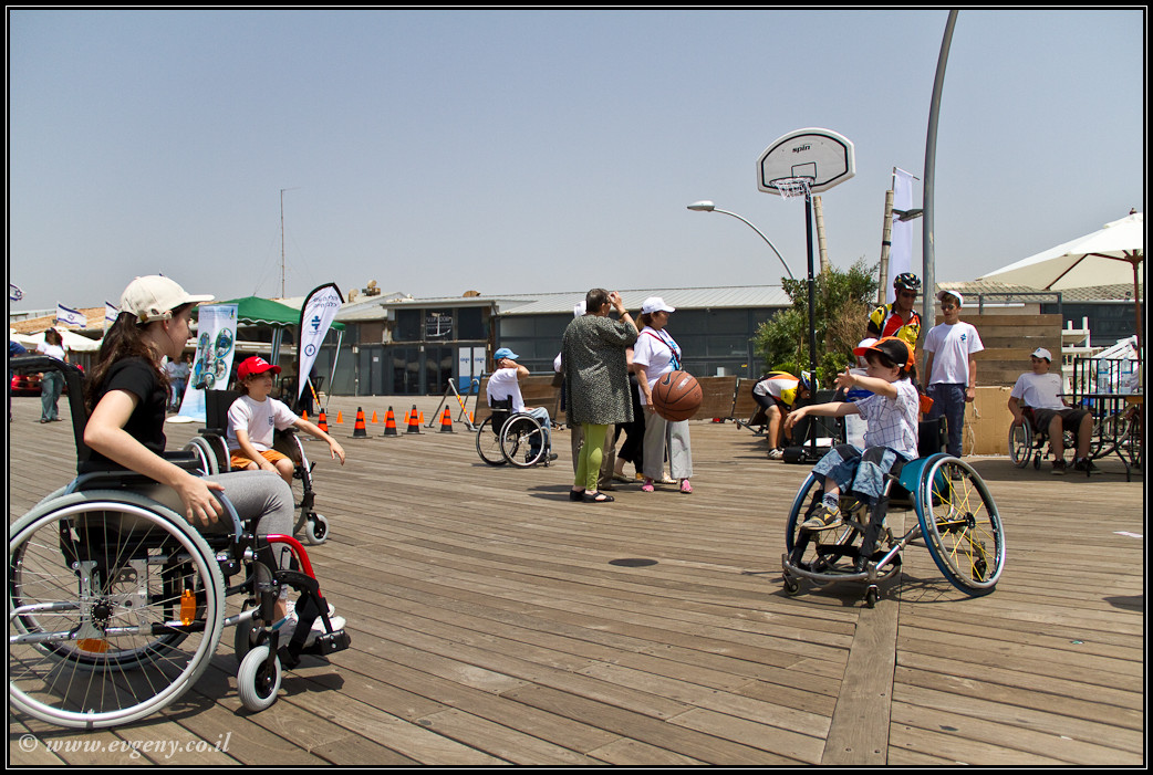 LookAtIsrael.com: Дома изнутри: ...и еще вопрос кто из нас неполноценен... (foto israel фото тель авив порт дома изнутри )