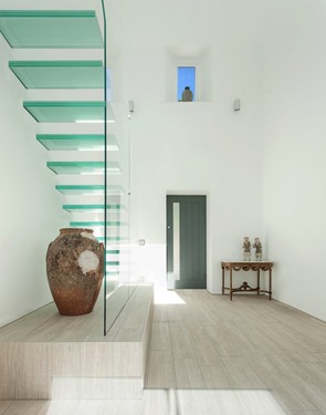 The Glass House / AR Design Studio diseño-escaleras-peldaños-de-cristal