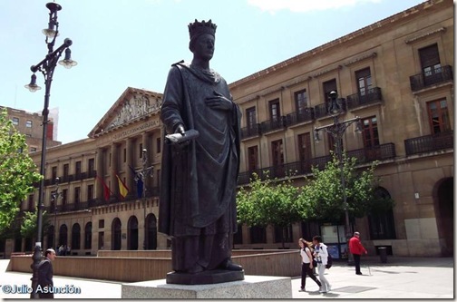 Estatua de Carlos III el Noble - Pamplona