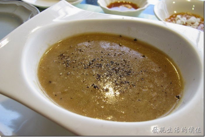 台南-上品鐵板燒餐廳。這是老婆點的【法式洋蔥濃湯】，喝起來稍微有點鹹，味道普通。