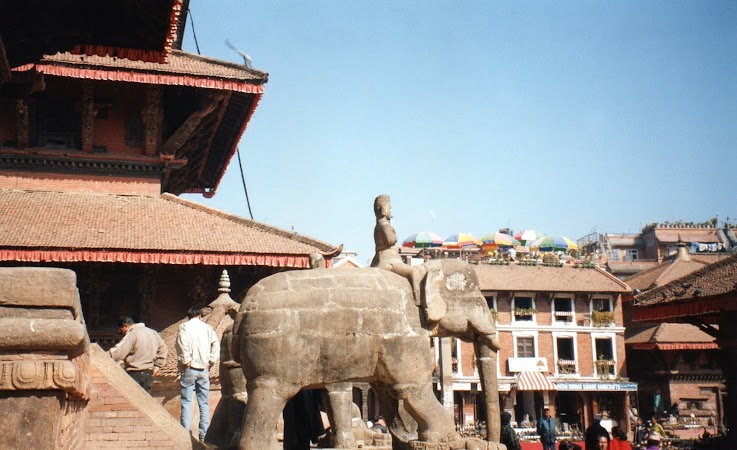 Obiective turistice Nepal: elefanti in Patan.jpg