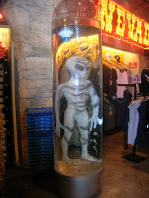 069 - Alien en una tienda.JPG