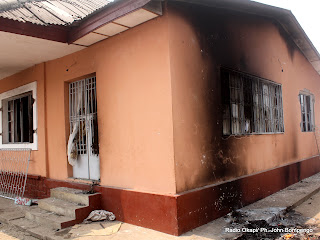 Siège de l’UDPS incendié le 6/9/2011 à Kinshasa. Radio Okapi/ Ph. John Bompengo