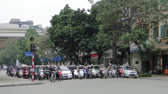 Trânsito numa parte mais moderna de Hanói