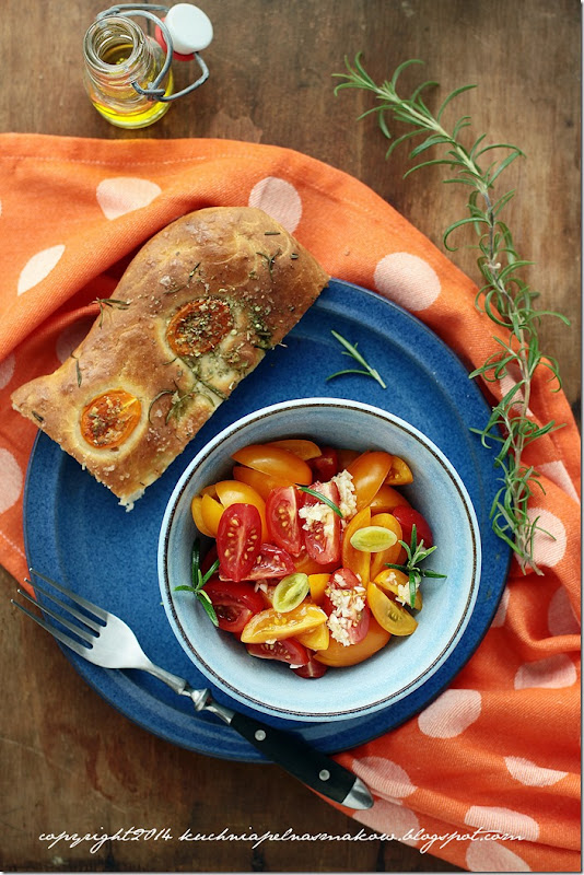 Focaccia z pomidorami,  oregano i rozmarynem (12)