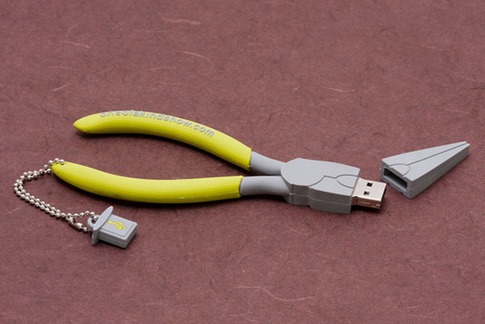 41. USB con forma de alicate