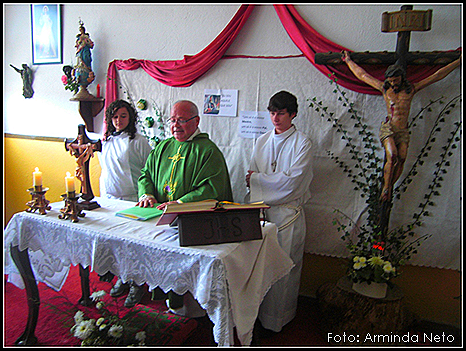 Padre Paulo pároco de Castelo Branco,  celebra a Eucaristina na sala da escola transformada temporáriamente em Igreja.