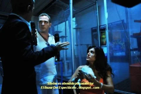 Silvina es atendida por un doctor.jpg