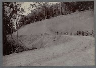 Aanleg van de weg langs een helling
