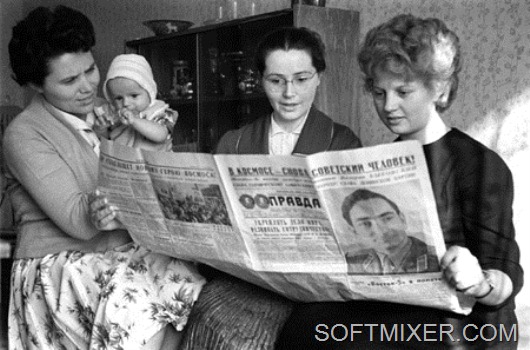 Жены космонавтов Попович М., Гагарина В. и Быковская В. читают газету, 1963г.