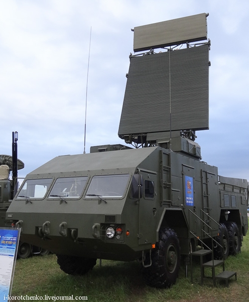 Колесный ЗРК "Бук-М2Э" и контейнерный комплекс ракетного оружия на "МАКС-2013"