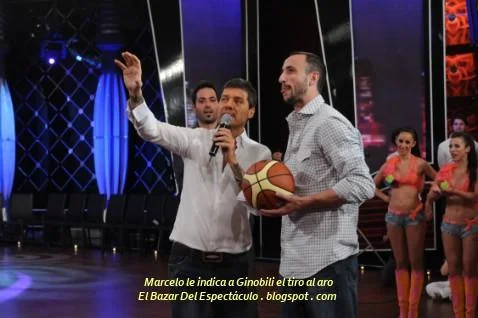 Marcelo le indica a Ginobili el tiro al aro.JPG