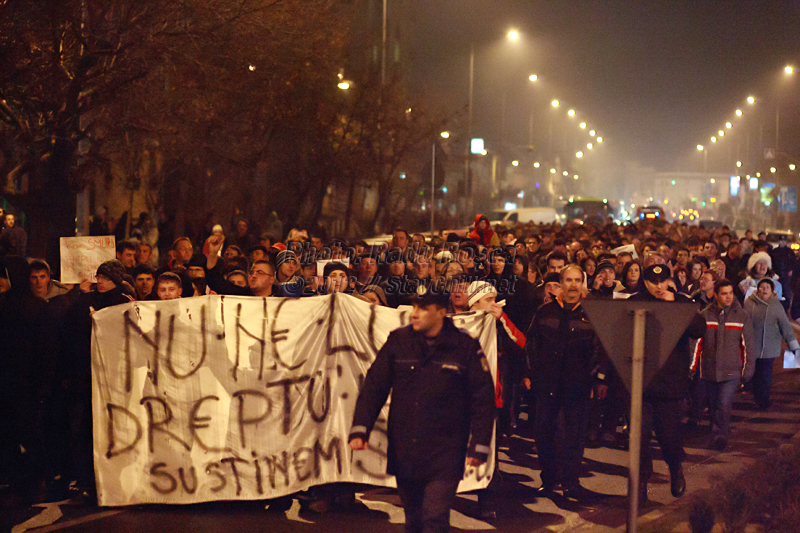 Protestatari se îndreaptă spre sediul SMURD din municipiul Tîrgu Mureș, cu ocazia unui miting de prostest împotriva noii legi a sănătății, joi 12 ianuarie 2012.