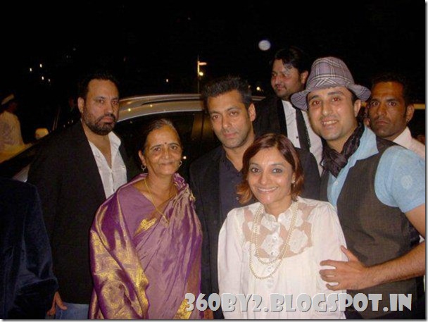 Salman_Khan_With_Fans_3