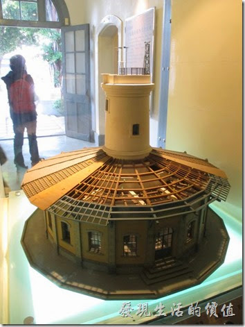 『南區氣象站』的原建築與模型。