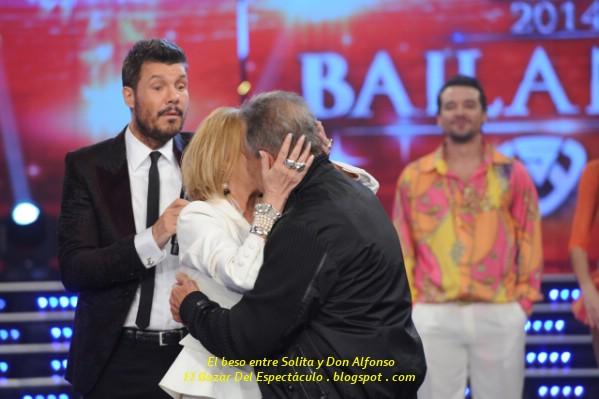 El beso entre Solita y Don Alfonso.jpg