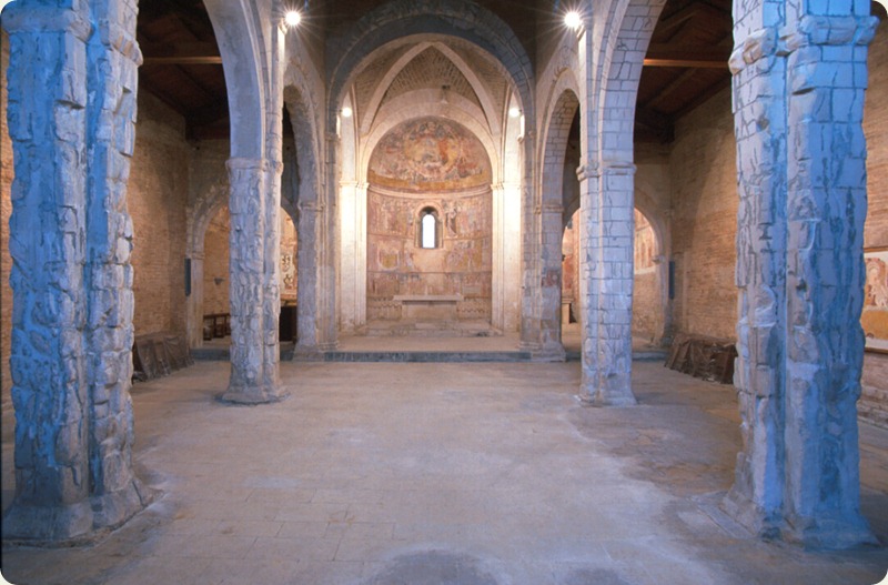 Ronzano (Te), chiesa medievale di Santa Maria di Ronzano, interno, navata centrale