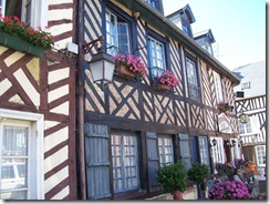 2012.07.20-012 maisons à pans de bois à Beuvron-en-Auge