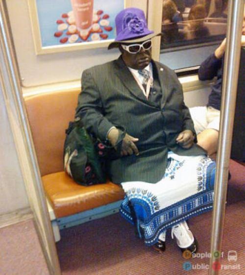pessoas bizarras em metrô