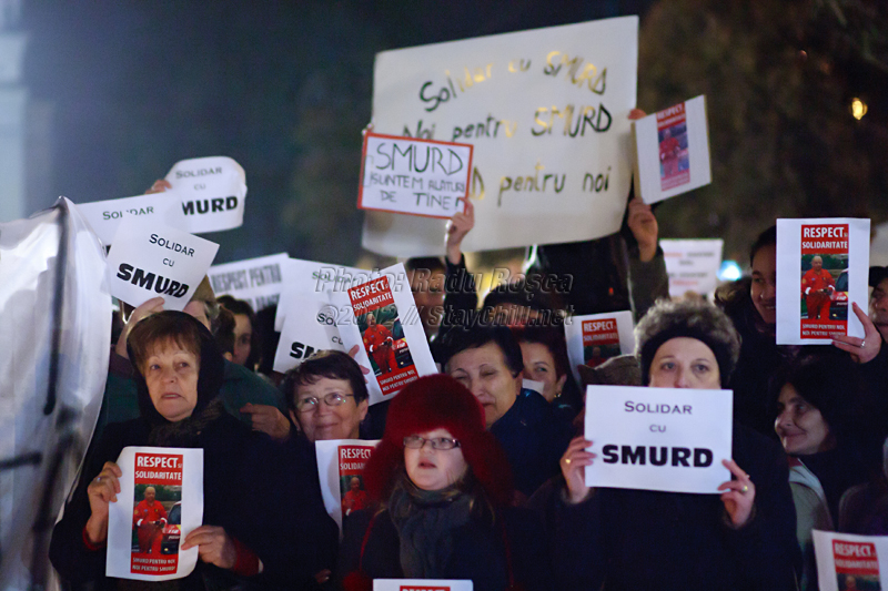 Un grup de protestatari afișează mesaje de solidaritate la mitingul spontan de susținere a fostului subsecretar de stat în Ministerul Sănătății și a serviciului de urgență SMURD, desfășurat în municipiul Tîrgu Mureș, joi 12 ianuarie 2012.