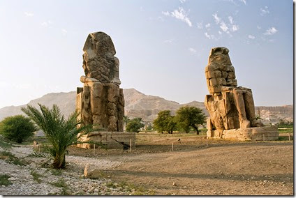 Luxor,_West_Bank,_Colossi_of_Memnon,_afternoon,_Egypt,_Oct_2004