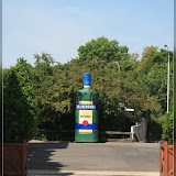 Becherovka-Flasche in Übergröße nahe dem Jan Becher Museum